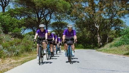Sonne, Serpentinen und ganz viel Freiheitsgefühl: Warum Bikeations gerade der schönste Sommertrend für Frauen sind