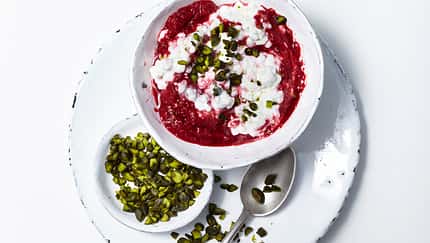 Hüttenkäse mit Erdbeer-Soße und Pistazien Hüttenkäse mit Erdbeer-Soße und Pistazien