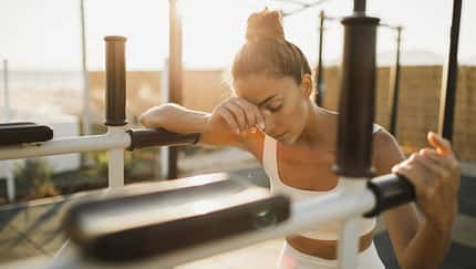 Eine Frau ist erschöpft nach einem Workout Eine Frau ist erschöpft nach einem Workout