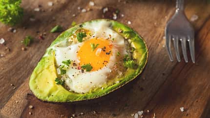 Lecker: Avocado mit Ei aus dem Ofen