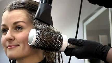 Haare glätten mit Keratin-Behandlung