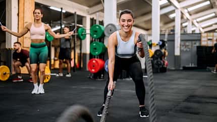 Zwei Frauen beim Crossfit Zwei Frauen beim Crossfit