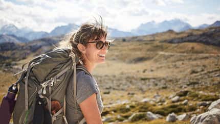 Frau mit Backpack im Wandergebiet Frau mit Backpack im Wandergebiet