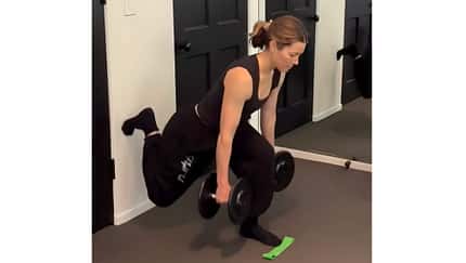 Jessica Biel führt eine Bulgarian Split Squat Übung aus Jessica Biel führt eine Bulgarian Split Squat Übung aus