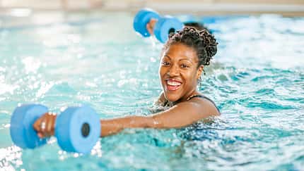 Hydro-HIIT: So effektiv ist hochintensives Training im Wasser Hydro-HIIT: So effektiv ist hochintensives Training im Wasser