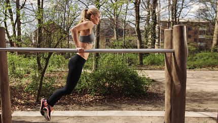 Wer immer noch glaubt, dass Bodyweight Training ihn nicht genug fordert, testet diese Dip-Variante – Effekt auf hohem Niveau
