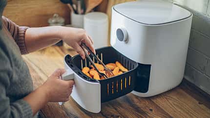 Heißluftfritteusen im Test: Darauf solltest du beim Airfryer-Kauf achten. Heißluftfritteusen im Test: Darauf solltest du beim Airfryer-Kauf achten.