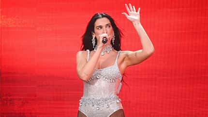 Dua Lipa performt auf der Bühne vor einem roten Hintergrund in Dublin Dua Lipa performt auf der Bühne vor einem roten Hintergrund in Dublin