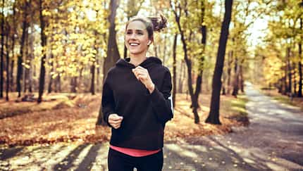 Eine junge Frau joggt im Wald Eine junge Frau joggt im Wald