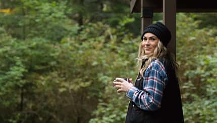 Westen sind im Herbst/Winter ein echter Gamechanger und ein Must Have in jeder Garderobe. Woman at a Cabin on Vacation in Oregon
