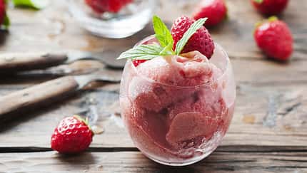 Schnelles Magerquark-Erdbeereis zum Sofort-Löffeln Schnelles Magerquark-Erdbeereis zum Sofort-Löffeln