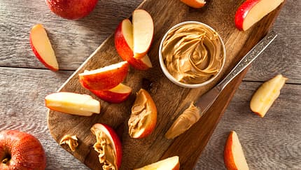 Apfel mit Erdnussmus Apfel mit Erdnussmus