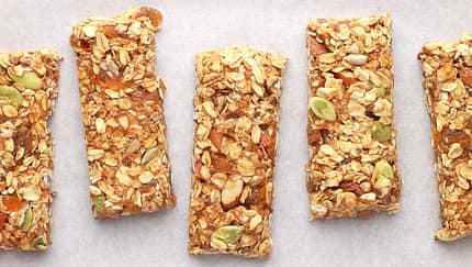 Ohne Zucker, ohne Gluten: Gesunde Proteinriegel ganz einfach selber machen