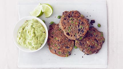 Bohnen-Pattys mit Avocado-Dip Bohnen-Pattys mit Avocado-Dip