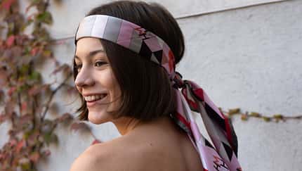 Kopfschmuck macht aus offenen Haaren eine Frisur