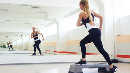 Schritt für Schritt abnehmen: So effektiv ist Step Aerobic