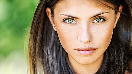 Farbige Kontaktlinsen richtig tragen