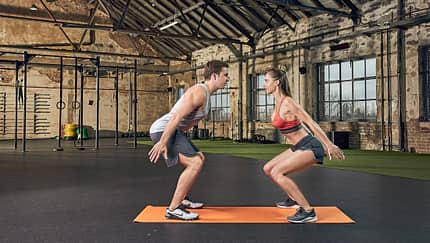 Partner-Workout: Kniebeuge-Sprung-Kombi