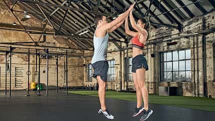 Partner-Workout: Kniebeuge-Sprung-Kombi
