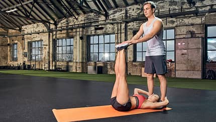 Partner-Workout: Beinpendel