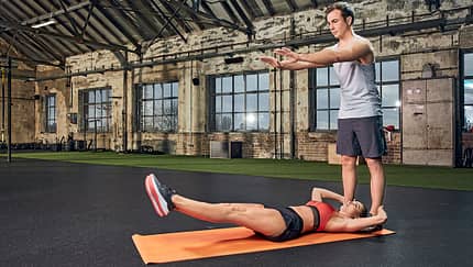 Partner-Workout: Beinpendel