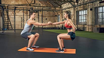 Partner-Workout: Gemeinsame Kniebeugen