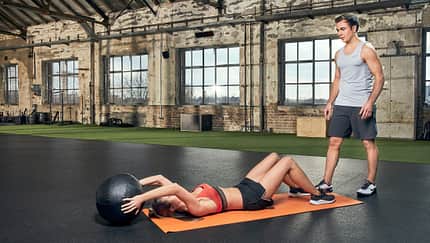 Partner-Workout: Medizinball-Crunches