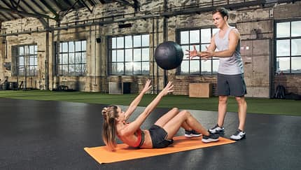 Partner-Workout: Medizinball-Crunches