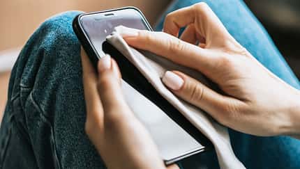 Um das Handy gründlich zu reiningen, brauchst du ein fusselfreies Tuch