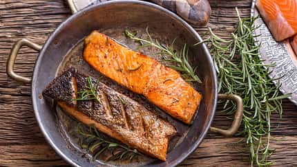 100 Gramm Lachs enthalten 16,3 Mikrogramm Vitamin D
