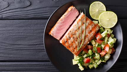 100 Gramm Thunfisch enthalten 5,4 Mikrogramm Vitamin D
