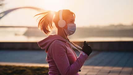Joggen mit Mund-Nasen-Schutzmaske