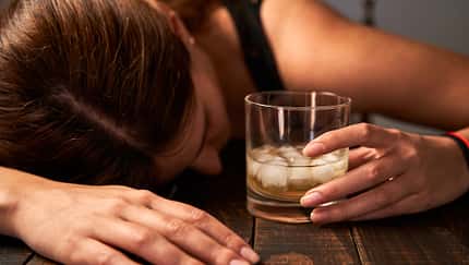 Eine Alkoholsucht beginnt meist schleichend