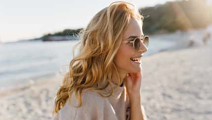 Frau mit Locken am Strand