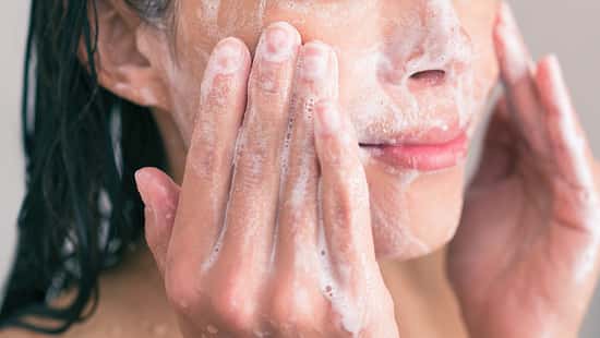 Der richtige Cleanser bildet die Grundlage deiner Pflegeroutine.