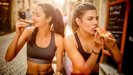 Fit bleiben trotz Schlemmen – so gelingt der Balanceakt im Urlaub
