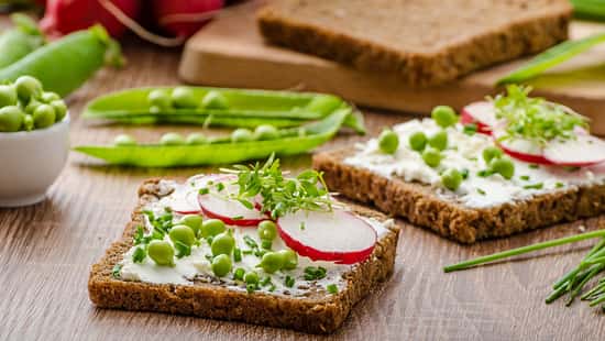 Vollkornbrot mit Radisschen und Erbsen