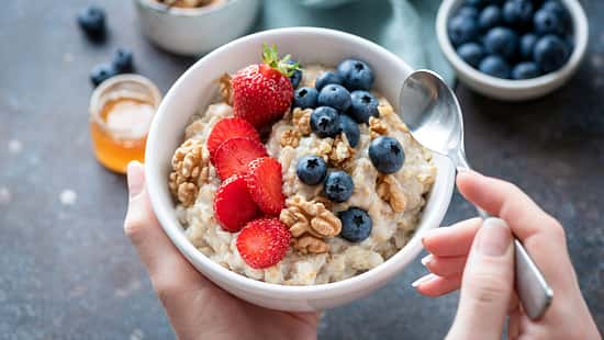 Eine Frau hält eine gesunde Schale mit Porridge