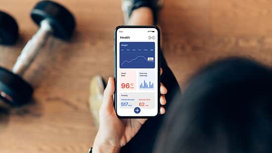 Sicht auf ein Smartphone mit einem digitalen Check-Up