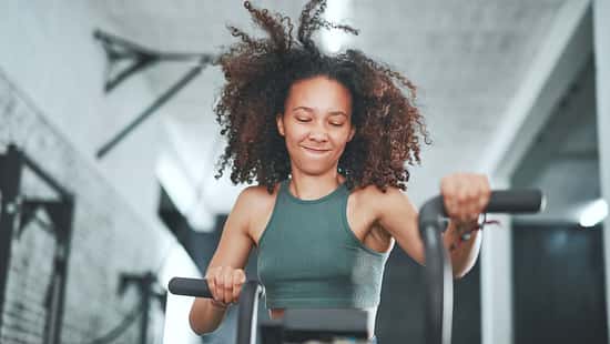 Eine Frau trainiert am Crosstrainer