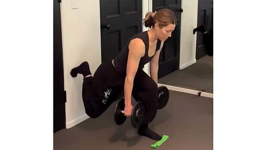 Jessica Biel führt eine Bulgarian Split Squat Übung aus