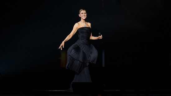 Céline Dion im schwarzen Kleid auf der Bühne in der La Defense Arena in Paris