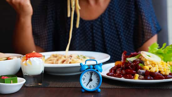 Schon ein kleiner Dreh an der Uhr kann Großes bewirken. Wenn du deinem Körper feste Essenszeiten gibst, kurbelst du deinen Stoffwechsel an – und die Chancen stehen richtig gut, dabei ganz nebenbei abzunehmen.