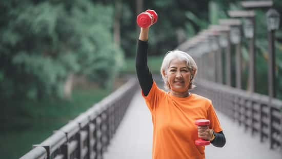 Frau beim Workout mit Kurzhanteln