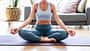 Ältere, sportliche Dame praktiziert Yoga auf einer Gymnastikmatte
