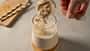 Kaffeebecher mit Kaffee und Proteinpulver Kaffeebecher mit Kaffee und Proteinpulver