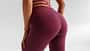 Fitnessmodel von hinten mit trainiertem Po