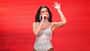Dua Lipa performt auf der Bühne vor einem roten Hintergrund in Dublin Dua Lipa performt auf der Bühne vor einem roten Hintergrund in Dublin