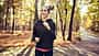 Eine junge Frau joggt im Wald Eine junge Frau joggt im Wald