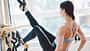 Eine Frau nutzt ein Stretching-Gerät im Fitnessstudio Eine Frau nutzt ein Stretching-Gerät im Fitnessstudio
